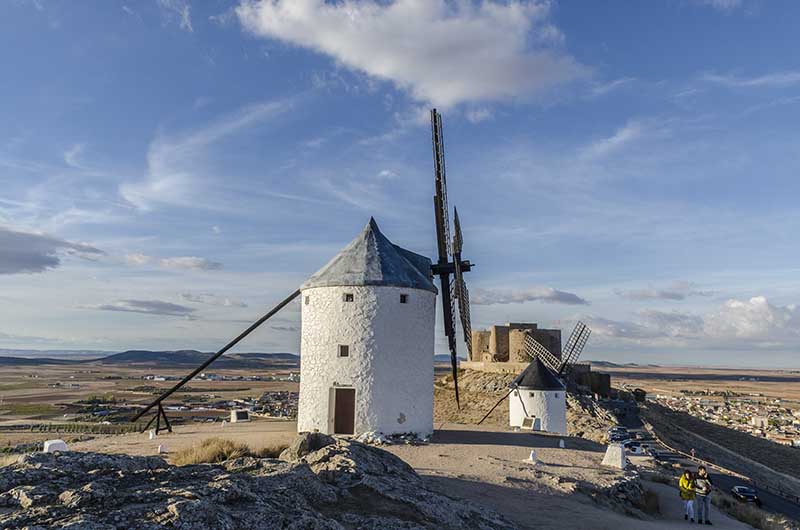 Toledo - Consuegra 34 - molinos de viento y castillo de Consuegra.jpg